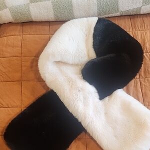 Apparis Elegant Black and White Scarf